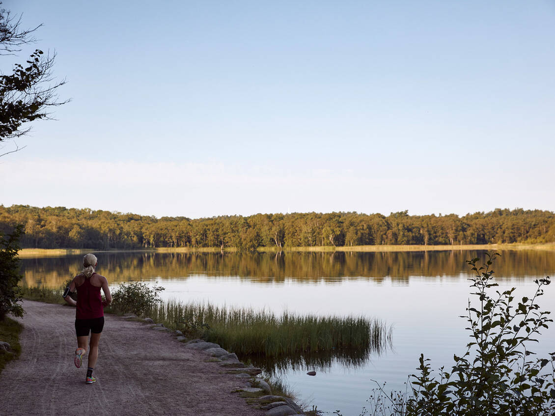 En kort promenad bort finner ni vackra Härlanda tjärn och motionsspåren i Skatås.