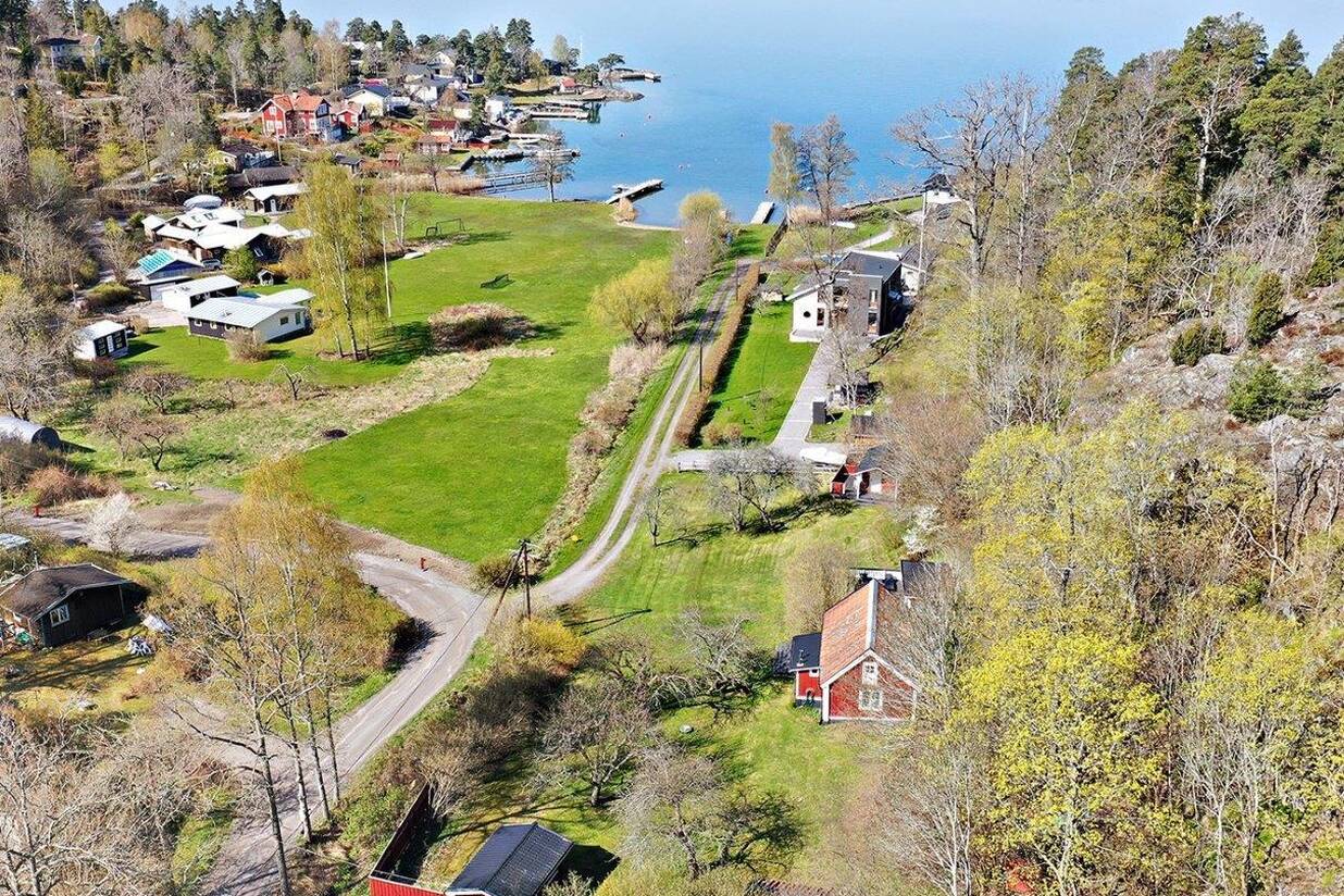 Tv´?¢ hus fr´?¢n 1800 talet och tv´?¢ sovstugor