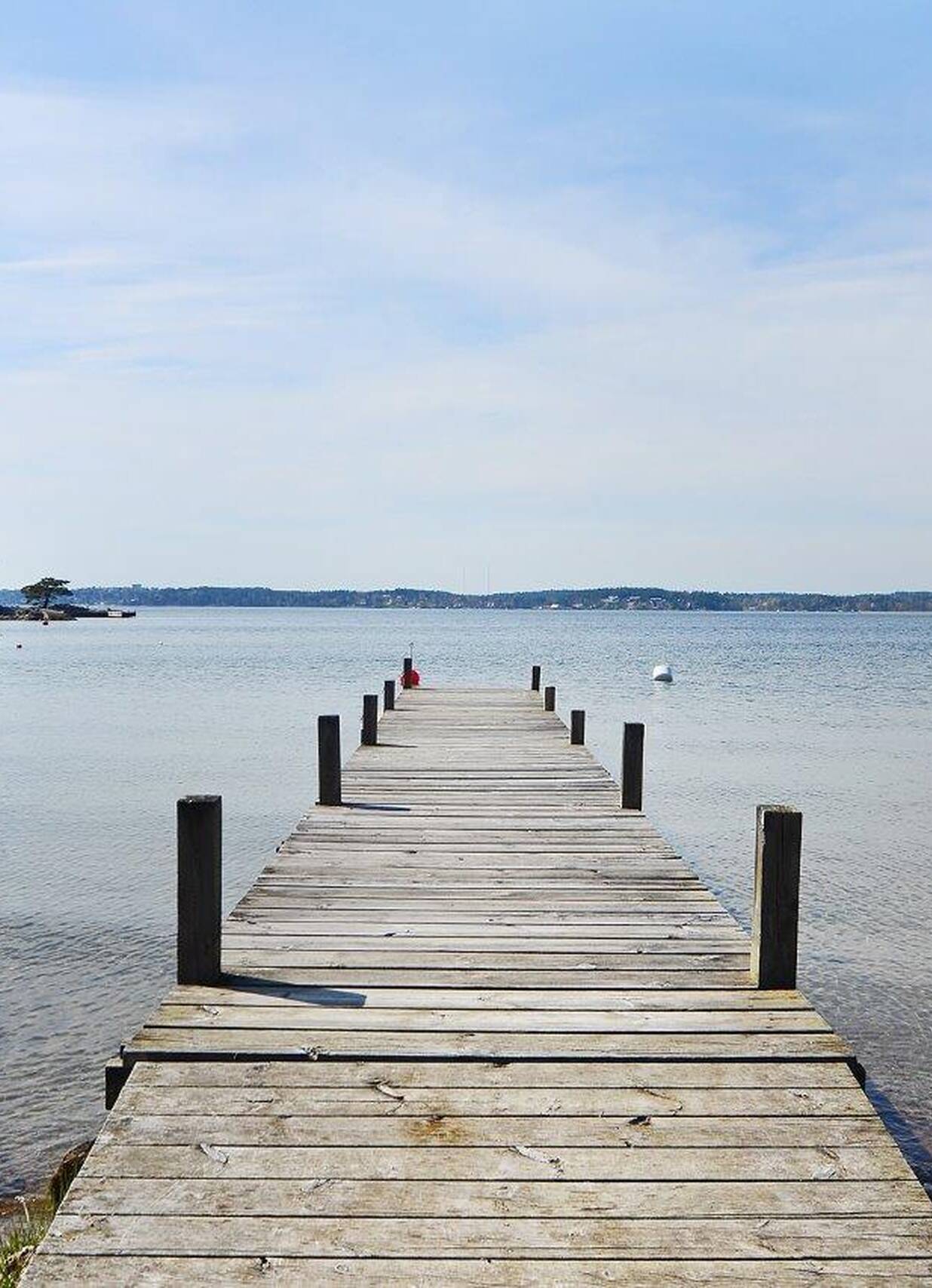 Bryggan man delar med grannar. Bojsten f´?¢r f´?¢rt´?¢jning av b´?¢t